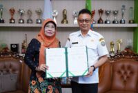 Wali Kota Pontianak Edi Rusdi Kamtono dan Rektor Universitas OSO Yarlina Yacoub memperlihatkan naskah MoU kerja sama kedua belah pihak.