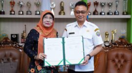 Wali Kota Pontianak Edi Rusdi Kamtono dan Rektor Universitas OSO Yarlina Yacoub memperlihatkan naskah MoU kerja sama kedua belah pihak.