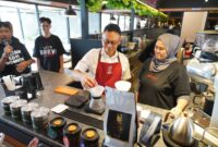 Momen Wali Kota Pontianak Edi Rusdi Kamtono meracik kopi saat meresmikan Anomali Coffee.