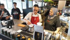 Momen Wali Kota Pontianak Edi Rusdi Kamtono meracik kopi saat meresmikan Anomali Coffee.