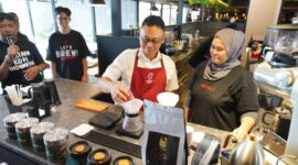 Momen Wali Kota Pontianak Edi Rusdi Kamtono meracik kopi saat meresmikan Anomali Coffee.