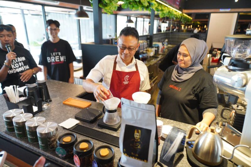 Momen Wali Kota Pontianak Edi Rusdi Kamtono meracik kopi saat meresmikan Anomali Coffee.