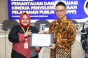 Wali Kota Pontianak Edi Rusdi Kamtono menyerahkan piagam penghargaan kepada Direktur RSUD SSMA Kota Pontianak Eva Nurfarihah.