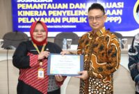 Wali Kota Pontianak Edi Rusdi Kamtono menyerahkan piagam penghargaan kepada Direktur RSUD SSMA Kota Pontianak Eva Nurfarihah.