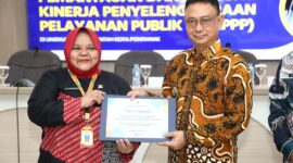Wali Kota Pontianak Edi Rusdi Kamtono menyerahkan piagam penghargaan kepada Direktur RSUD SSMA Kota Pontianak Eva Nurfarihah.