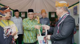 Sekretaris Daerah Kota Pontianak Amirullah menyerahkan cenderamata kepada Bupati Kapuas Hulu Fransiskus Diaan saat berkunjung ke Stand Pontianak di Pameran MTQ XXXIII Kalbar