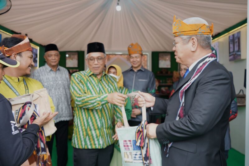 Sekretaris Daerah Kota Pontianak Amirullah menyerahkan cenderamata kepada Bupati Kapuas Hulu Fransiskus Diaan saat berkunjung ke Stand Pontianak di Pameran MTQ XXXIII Kalbar