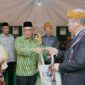 Sekretaris Daerah Kota Pontianak Amirullah menyerahkan cenderamata kepada Bupati Kapuas Hulu Fransiskus Diaan saat berkunjung ke Stand Pontianak di Pameran MTQ XXXIII Kalbar