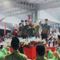 Wali Kota Pontianak Edi Rusdi Kamtono melambaikan tangan kepada Kafilah Kota Pontianak saat parade pembukaan MTQ XXXIII Tingkat Provinsi Kalbar