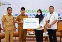 Wakil Wali Kota Pontianak Bahasan berfoto bersama peserta sosialisasi BPJS Ketenagakerjaan bagi pengurus yayasan pendidikan dan kepala sekolah swasta se-Kota Pontianak.
