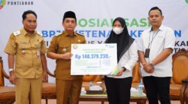 ⁠Wakil Wali Kota Pontianak Bahasan berfoto bersama peserta sosialisasi BPJS Ketenagakerjaan bagi pengurus yayasan pendidikan dan kepala sekolah swasta se-Kota Pontianak.
