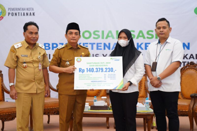 ⁠Wakil Wali Kota Pontianak Bahasan berfoto bersama peserta sosialisasi BPJS Ketenagakerjaan bagi pengurus yayasan pendidikan dan kepala sekolah swasta se-Kota Pontianak.
