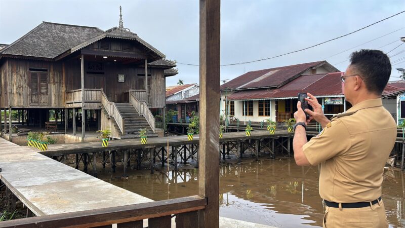Wali Kota Pontianak Edi Rusdi Kamtono meninjau lokasi Rumah Budaya Kampung Caping.