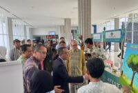 Mendiktisaintek bersama dengan Rektor Untan mengunjungi Stand olahan dari Buah Tengkawang di lokasi UPA Perpustakaan Untan 
