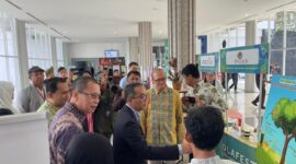 Mendiktisaintek bersama dengan Rektor Untan mengunjungi Stand olahan dari Buah Tengkawang di lokasi UPA Perpustakaan Untan 