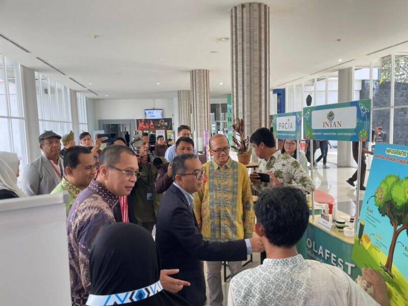 Mendiktisaintek bersama dengan Rektor Untan mengunjungi Stand olahan dari Buah Tengkawang di lokasi UPA Perpustakaan Untan 