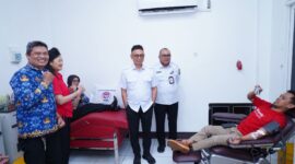 Wali Kota Pontianak Edi Rusdi Kamtono saat melihat pada pendonor yang tengah menjalani proses pengambilan darah.
