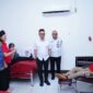 Wali Kota Pontianak Edi Rusdi Kamtono saat melihat pada pendonor yang tengah menjalani proses pengambilan darah.
