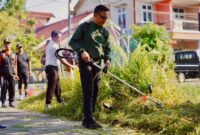 Wali Kota Pontianak Edi Rusdi Kamtono berbaur bersama warga gotong royong membersihkan lingkungan/foto Prokopim 