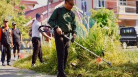 Wali Kota Pontianak Edi Rusdi Kamtono berbaur bersama warga gotong royong membersihkan lingkungan/foto Prokopim 