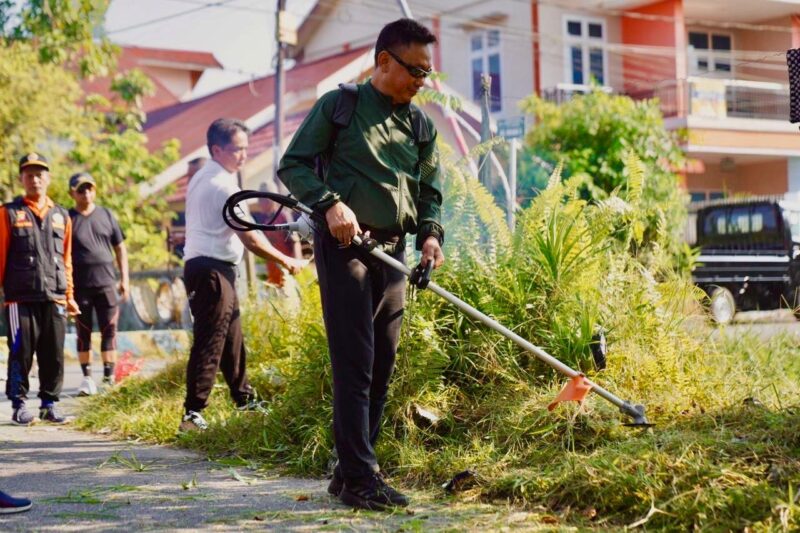 Wali Kota Pontianak Edi Rusdi Kamtono berbaur bersama warga gotong royong membersihkan lingkungan/foto Prokopim 
