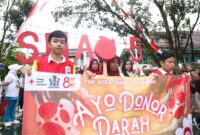 Para peserta Karnaval  mengkampanyekan 'Ayo Donor Darah' dalam rangka HUT ke-80 PMI/Kominfo 
