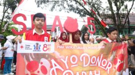 Para peserta Karnaval  mengkampanyekan 'Ayo Donor Darah' dalam rangka HUT ke-80 PMI/Kominfo 