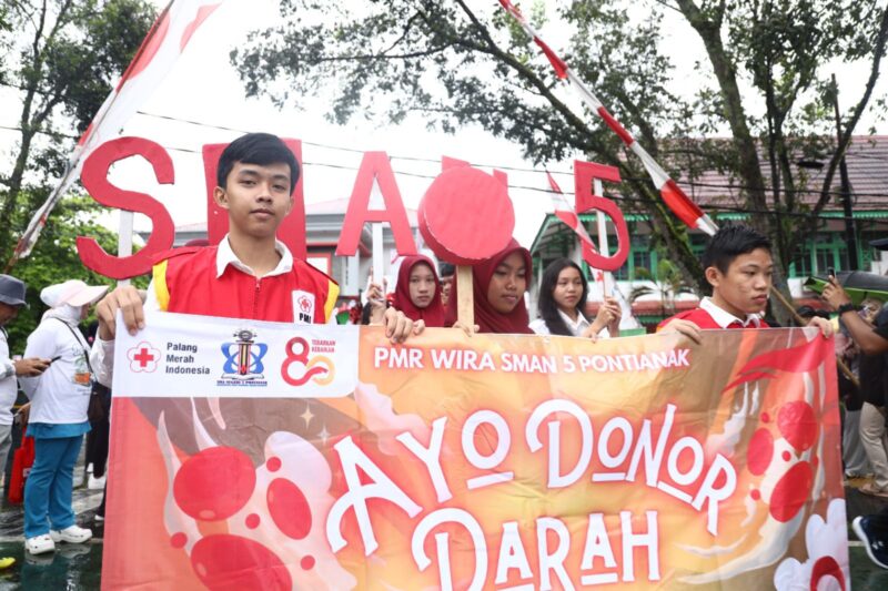Para peserta Karnaval  mengkampanyekan 'Ayo Donor Darah' dalam rangka HUT ke-80 PMI/Kominfo 