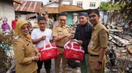 Wali Kota Pontianak Edi Rusdi Kamtono menyerahkan bantuan kepada korban kebakaran di Gang Su'ada Kelurahan Banjar Serasan Kecamatan Pontianak Timur.

