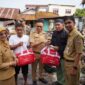 Wali Kota Pontianak Edi Rusdi Kamtono menyerahkan bantuan kepada korban kebakaran di Gang Su'ada Kelurahan Banjar Serasan Kecamatan Pontianak Timur.
