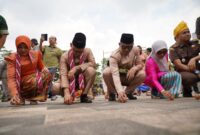 Wali Kota Pontianak Edi Rusdi Kamtono bersama tamu undangan tengah mencoba mendirikan telur secara tegak saat Kulminasi Matahari.