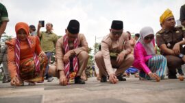 Wali Kota Pontianak Edi Rusdi Kamtono bersama tamu undangan tengah mencoba mendirikan telur secara tegak saat Kulminasi Matahari.
