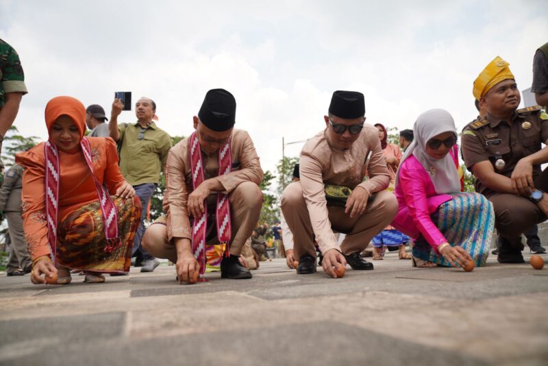 Wali Kota Pontianak Edi Rusdi Kamtono bersama tamu undangan tengah mencoba mendirikan telur secara tegak saat Kulminasi Matahari.