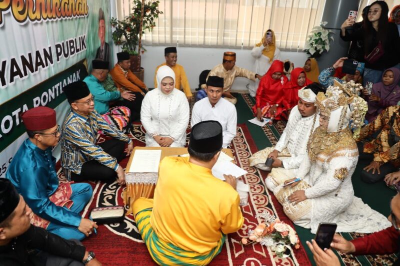 Nurul Samsih dan Susilawati, satu di antara tiga pasangan yang melangsungkan pernikahan di Mal Pelayanan Publik/Kominfo/Prokopim 