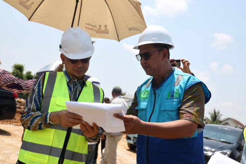 Wali Kota Pontianak Edi Rusdi Kamtono meninjau progres pembangunan Intake dan IPA PDAM di Pontianak Barat. Prokopim/Kominfo 