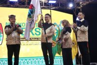 Wali Kota Pontianak Edi Rusdi Kamtono menerima bendera pataka setelah dikukuhkan sebagai Ketua Komwil V APEKSI Regional Kalimantan 2025-2028.

