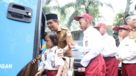 Wakil Wali Kota Pontianak Bahasan mengantar keberangkatan siswa-siswi Sekolah Rakyat/Kominfo/Prokopim 
