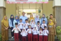 Penyerahan KIA kepada siswa-siswi SDN 15 Kecamatan Pontianak Selatan menjadi wujud sinergitas Disdukcapil bersama Kejati dan Kejari dalam memenuhi hak anak memiliki dokumen kependudukan/disdukcapil/prokopim