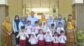 Penyerahan KIA kepada siswa-siswi SDN 15 Kecamatan Pontianak Selatan menjadi wujud sinergitas Disdukcapil bersama Kejati dan Kejari dalam memenuhi hak anak memiliki dokumen kependudukan/disdukcapil/prokopim