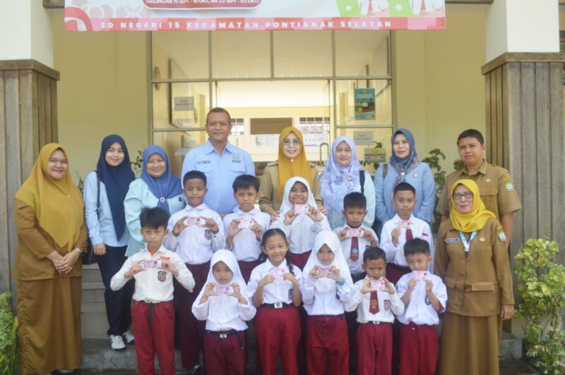 Penyerahan KIA kepada siswa-siswi SDN 15 Kecamatan Pontianak Selatan menjadi wujud sinergitas Disdukcapil bersama Kejati dan Kejari dalam memenuhi hak anak memiliki dokumen kependudukan/disdukcapil/prokopim