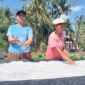 Aktivitas petani garam di Desa Les Buleleng Bali saat memproduksi Garam Palingan yang sudah mendunia