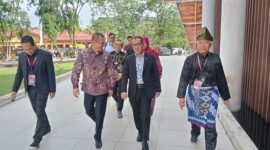 Kedatangan Mendiktisaintik disambut oleh Rektor Untan dalam pembukaan  Equator Architecture Forum (EAF) 2025