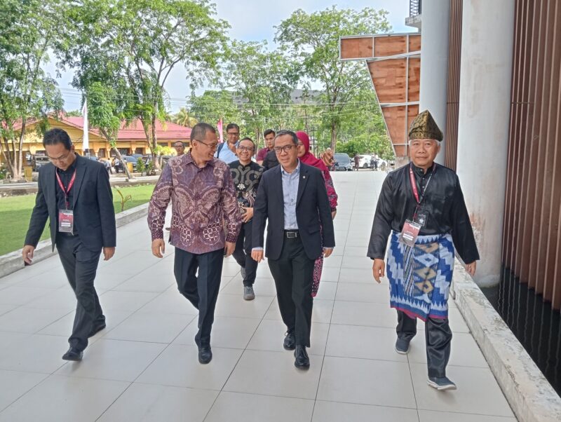 Kedatangan Mendiktisaintik disambut oleh Rektor Untan dalam pembukaan  Equator Architecture Forum (EAF) 2025