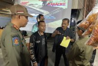 Anggota Satpol PP Kota Pontianak menyampaikan imbauan kepada pemilik kafe dan warung kopi terkait aturan kebisingan/satpolpp/Prokopim 