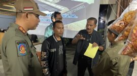 Anggota Satpol PP Kota Pontianak menyampaikan imbauan kepada pemilik kafe dan warung kopi terkait aturan kebisingan/satpolpp/Prokopim 