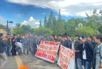 Massa aksi demo HMI Kalbar membakar ban sebagai bentuk pernyataan sikap 