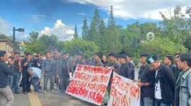 Massa aksi demo HMI Kalbar membakar ban sebagai bentuk pernyataan sikap 