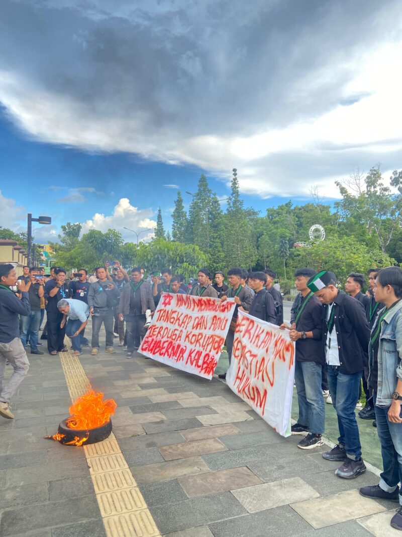 Massa aksi demo HMI Kalbar membakar ban sebagai bentuk pernyataan sikap 