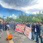 Massa aksi demo HMI Kalbar membakar ban sebagai bentuk pernyataan sikap 