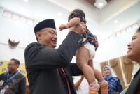 Wali Kota Pontianak Edi Rusdi Kamtono menggendong balita sebelum ditimbang berat badannya/Prokopim 